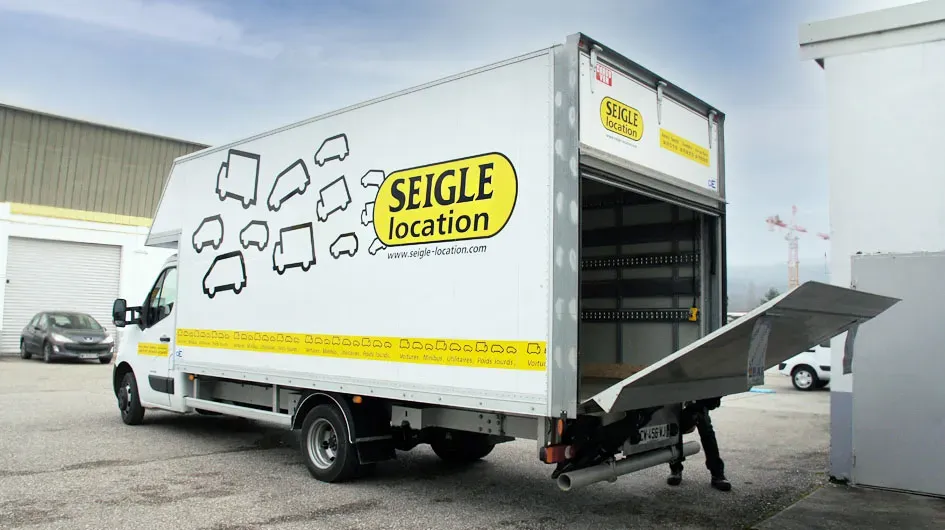 Fourgon 28 m³ avec hayon